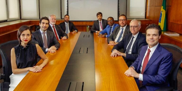 O impacto da alta da Selic: como os novos juros podem afetar suas finanças em 2025!