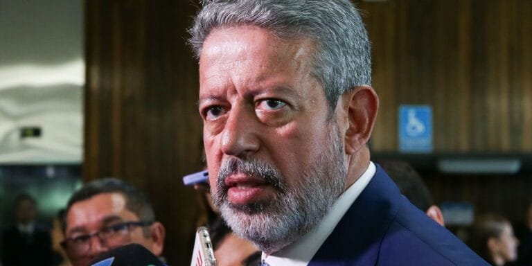 A Transição de Poder na Câmara: O Que Esperar do Legado de Arthur Lira e a Ascensão de Hugo Motta?