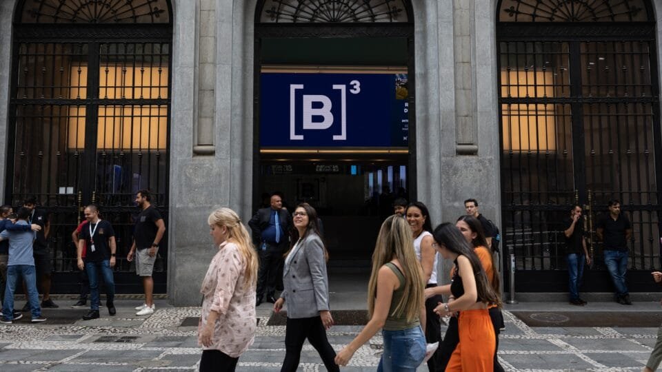 Investidores analisando o impacto da tributação sobre dividendos