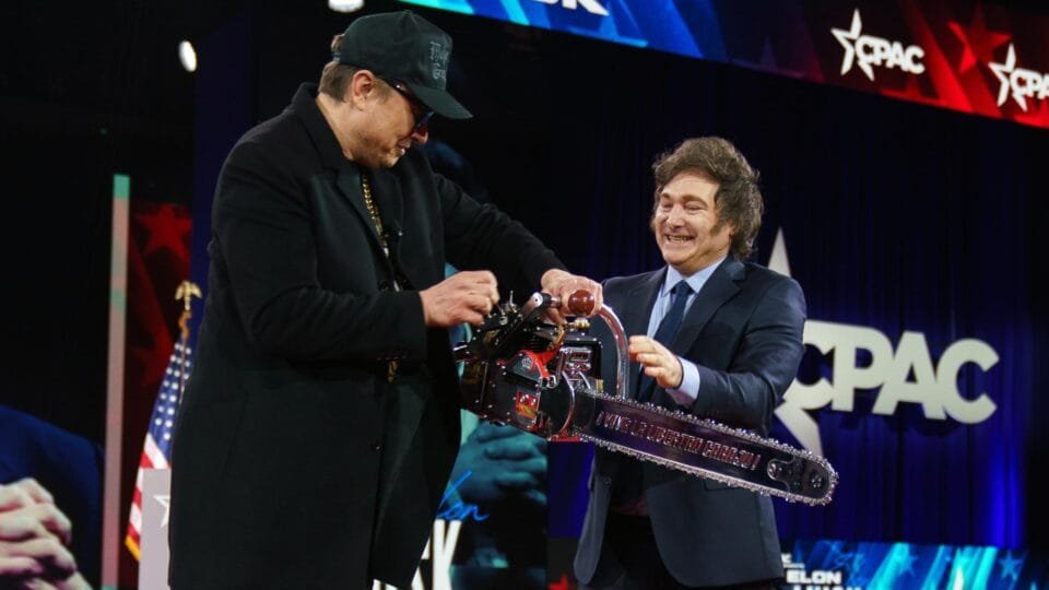 Javier Milei entregando motosserra simbólica a Elon Musk