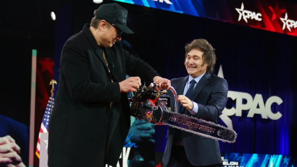 Javier Milei entregando motosserra simbólica a Elon Musk