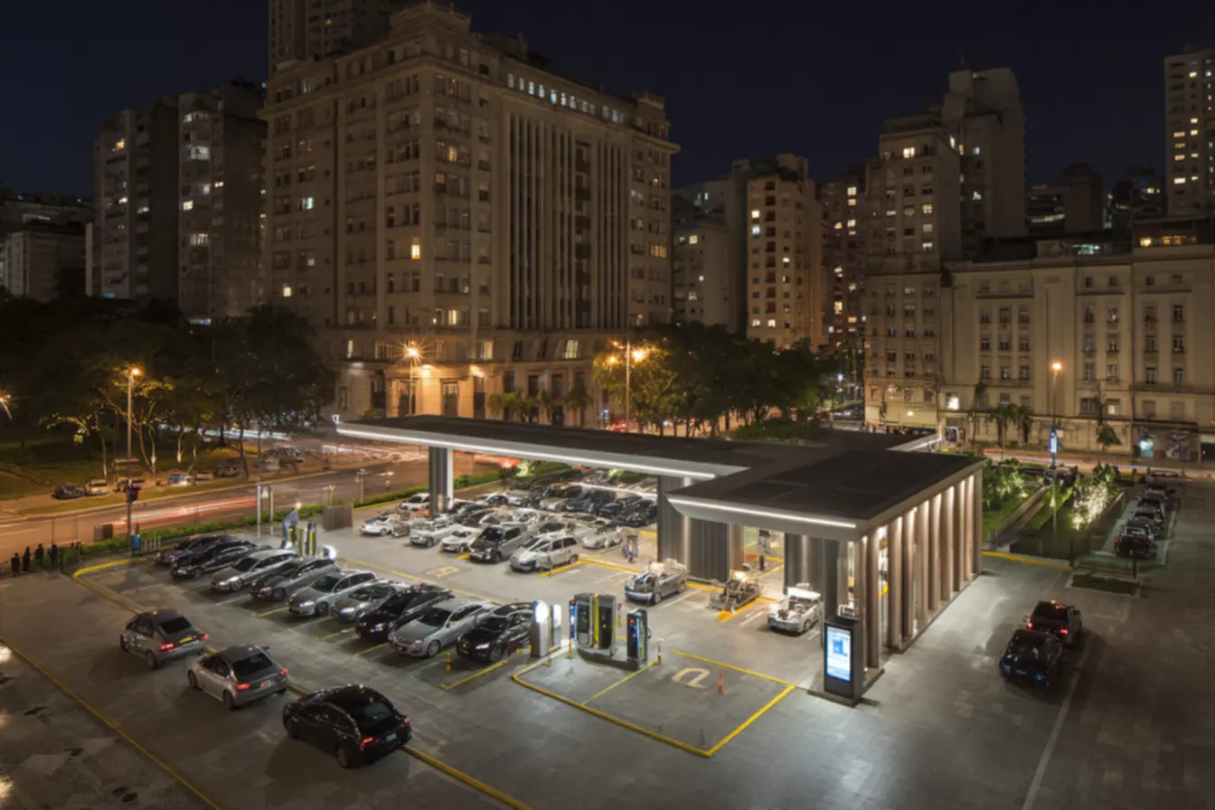 Gestor de franquia de estacionamento analisando gráficos de receita e previsibilidade, demonstrando a estabilidade financeira das franquias de estacionamento.