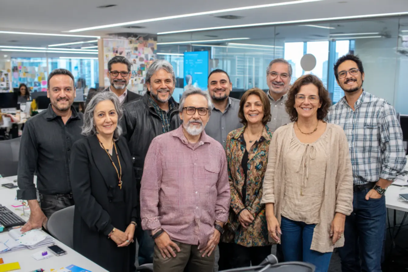 Mulher madura confiante no laptop, desmistificando crenças sobre profissoes perfeitas para recomecar depois dos 50.