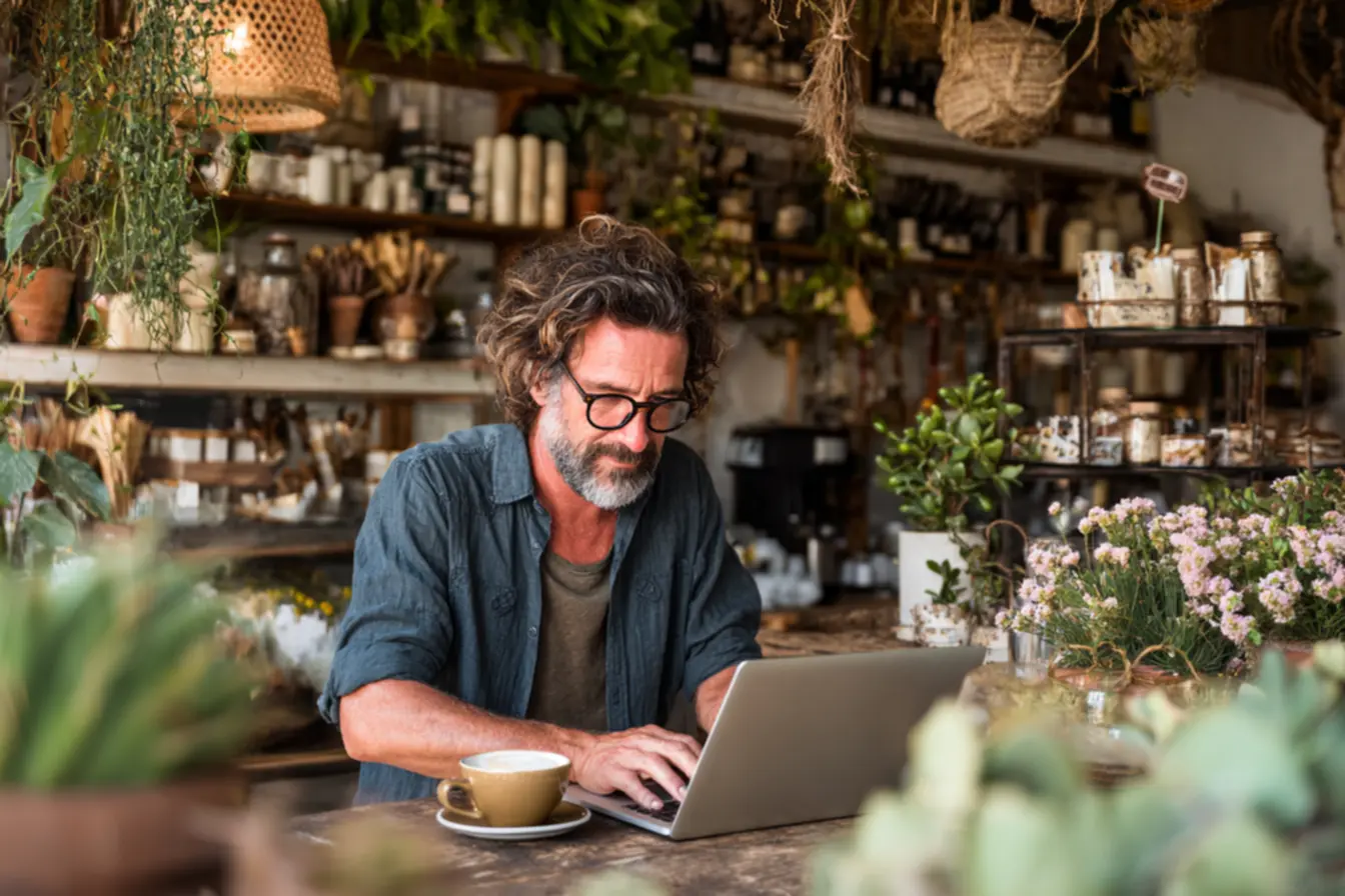 Pessoa cozinhando para abrir um negocio com pouco investimento no setor de alimentação