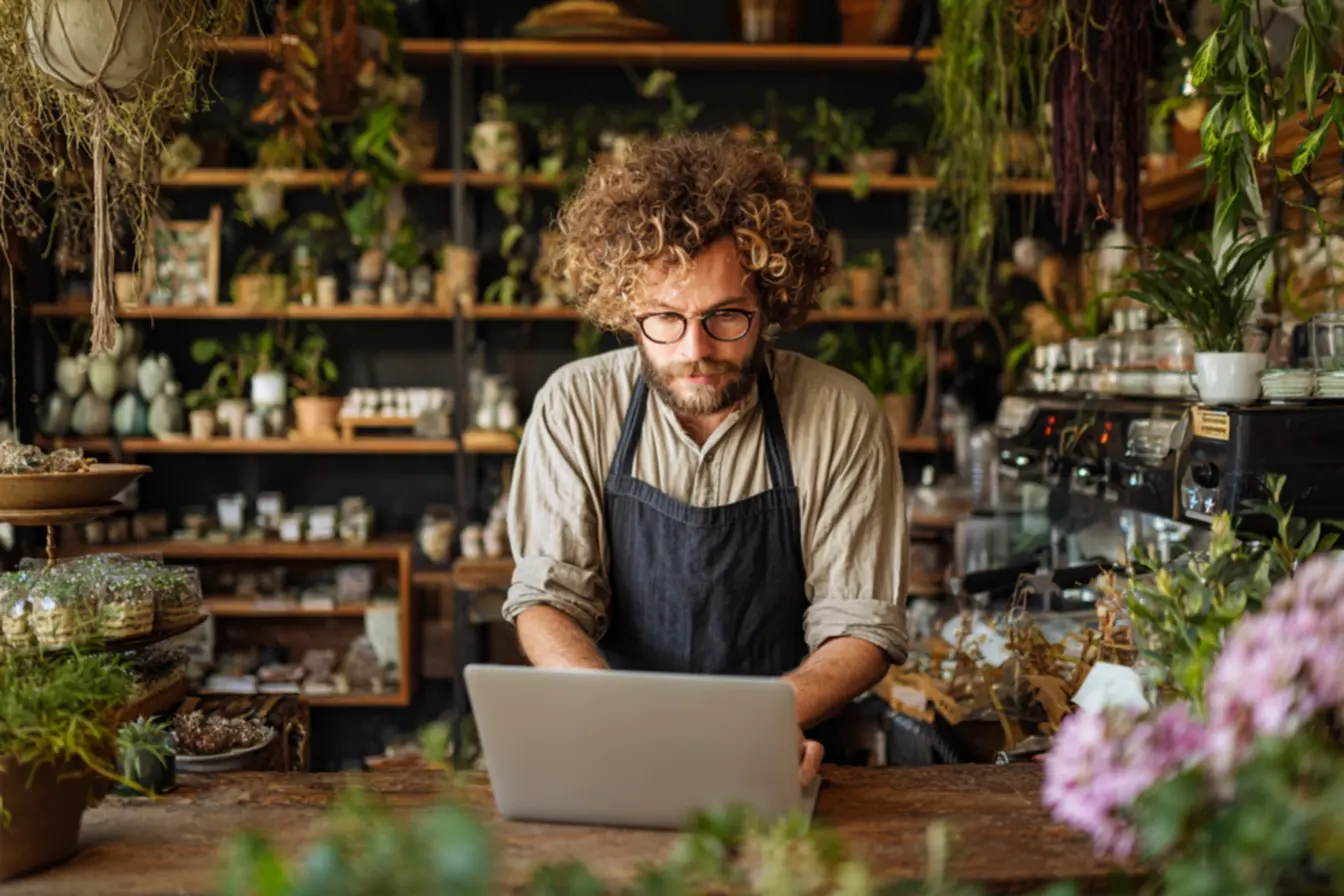 Pessoa utilizando notebook para abrir um negocio com pouco investimento