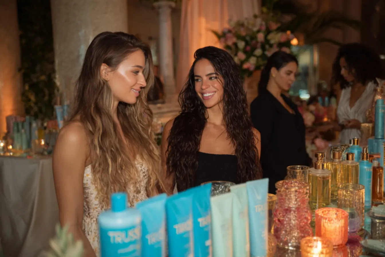 Cabeleireira profissional usando produtos Truss em um salão, evidenciando que a marca truss e brasileira e de qualidade.