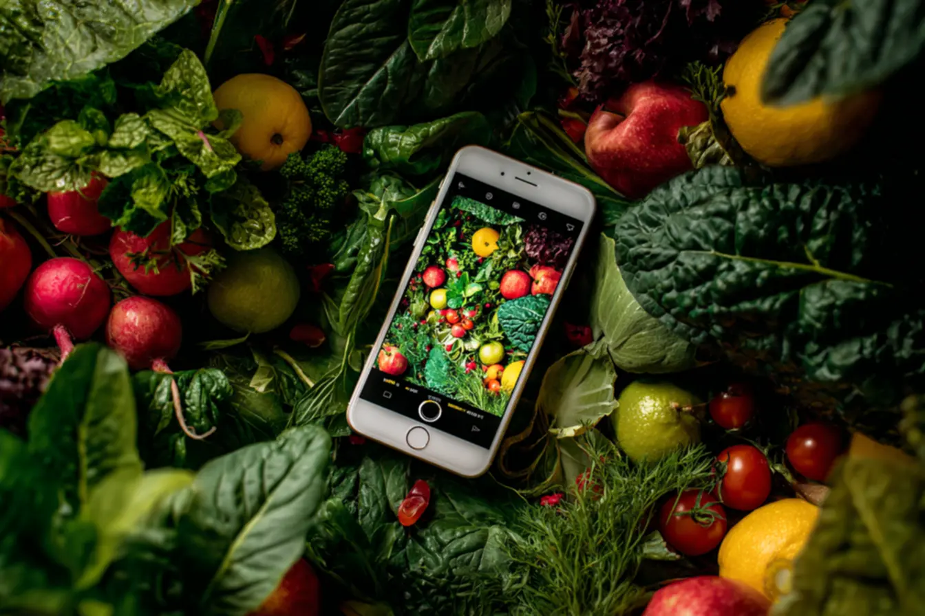 Pessoa avaliando a confiabilidade do Crop Blast em um smartphone