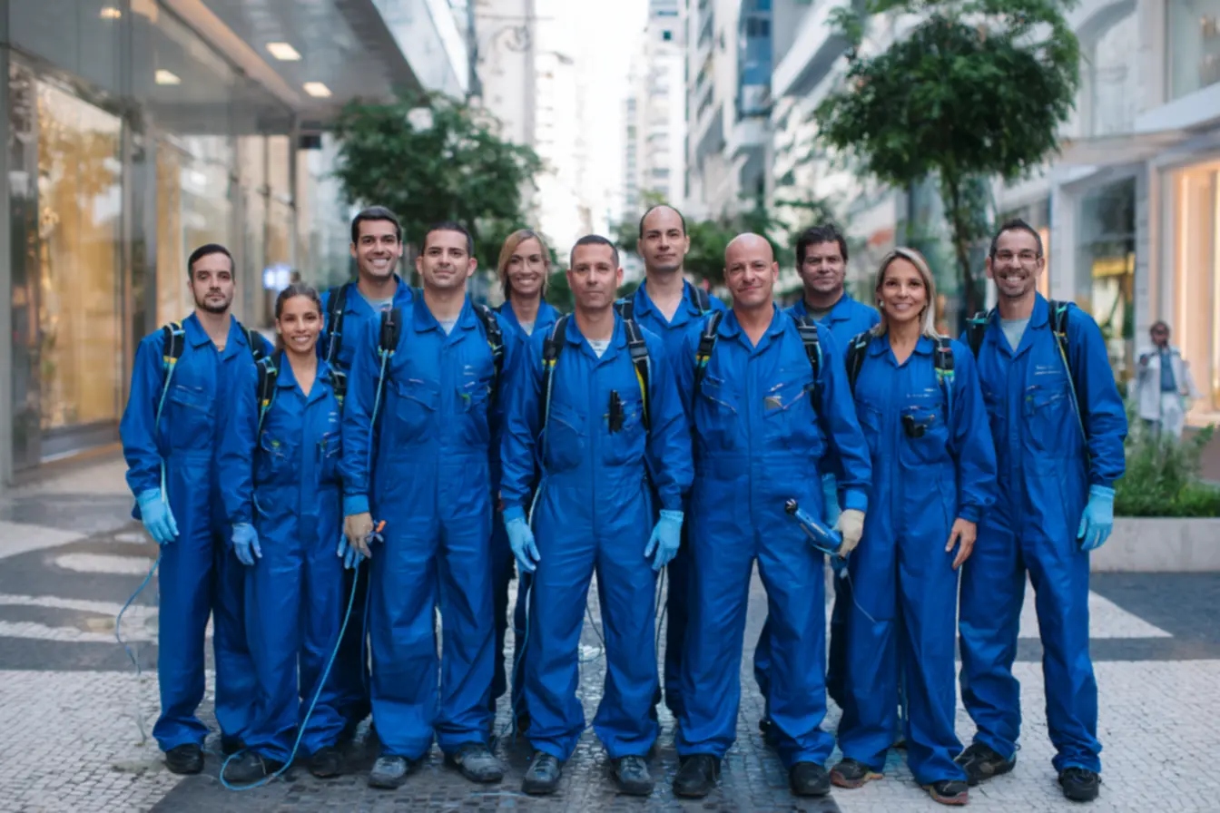 Profissional de limpeza atuando em um ambiente comercial, representando uma empresa de limpeza e conservacao