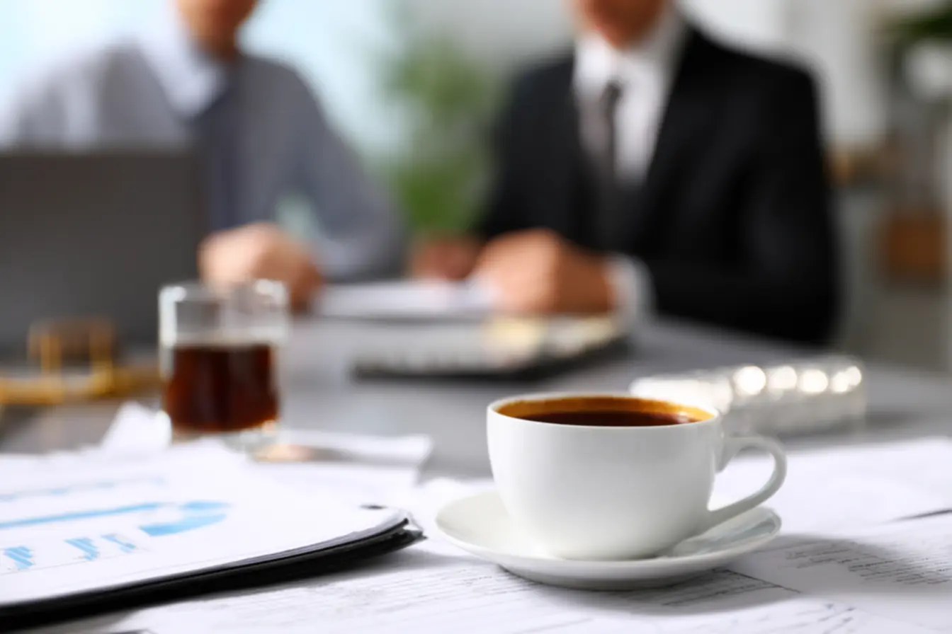 Funcionários lendo um aviso de ferias coletivas em um mural da empresa