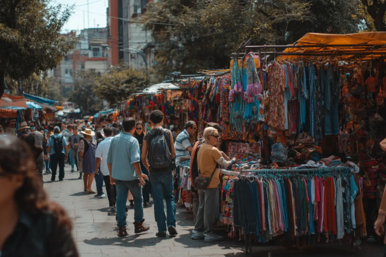 Araras de roupas coloridas e em promoção, simbolizando as ofertas e a diversidade encontrada em uma cidade das roupas baratas para revenda.