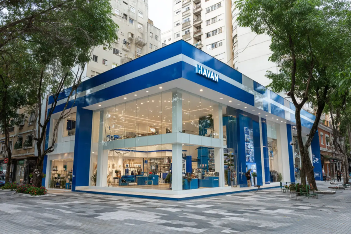 Funcionários da Havan trabalhando, simbolizando o foco nacional da empresa e a questão se tem havan fora do brasil veja os planos da empresa para o exterior