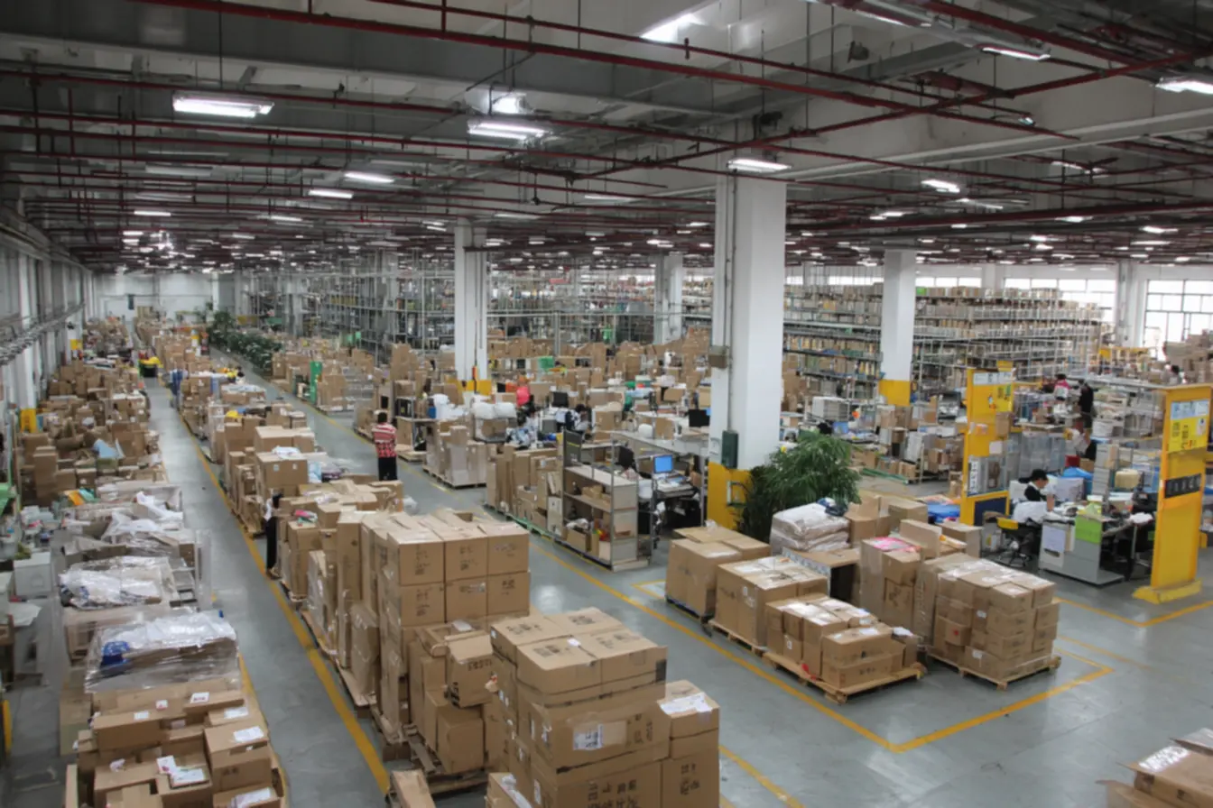 Operação de embalagem no centro de triagem de yiwu com paletes