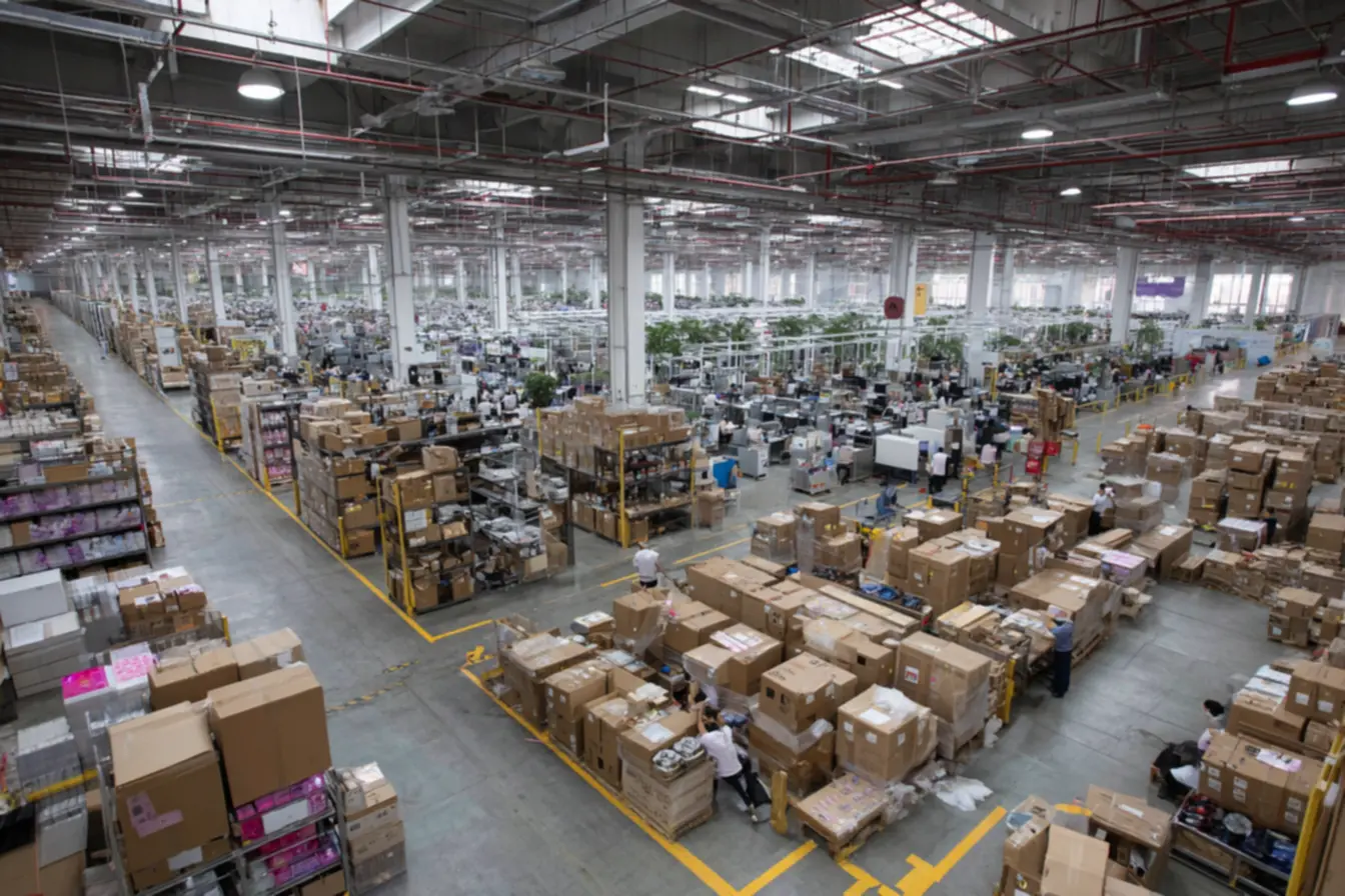 Imagem do centro de triagem de yiwu com esteiras e funcionários