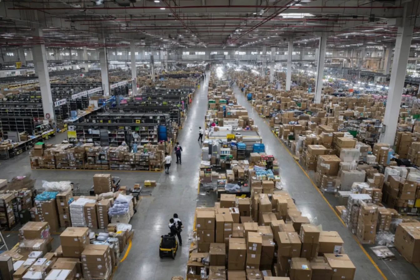 Vista externa do centro de triagem de yiwu com caminhões e containers