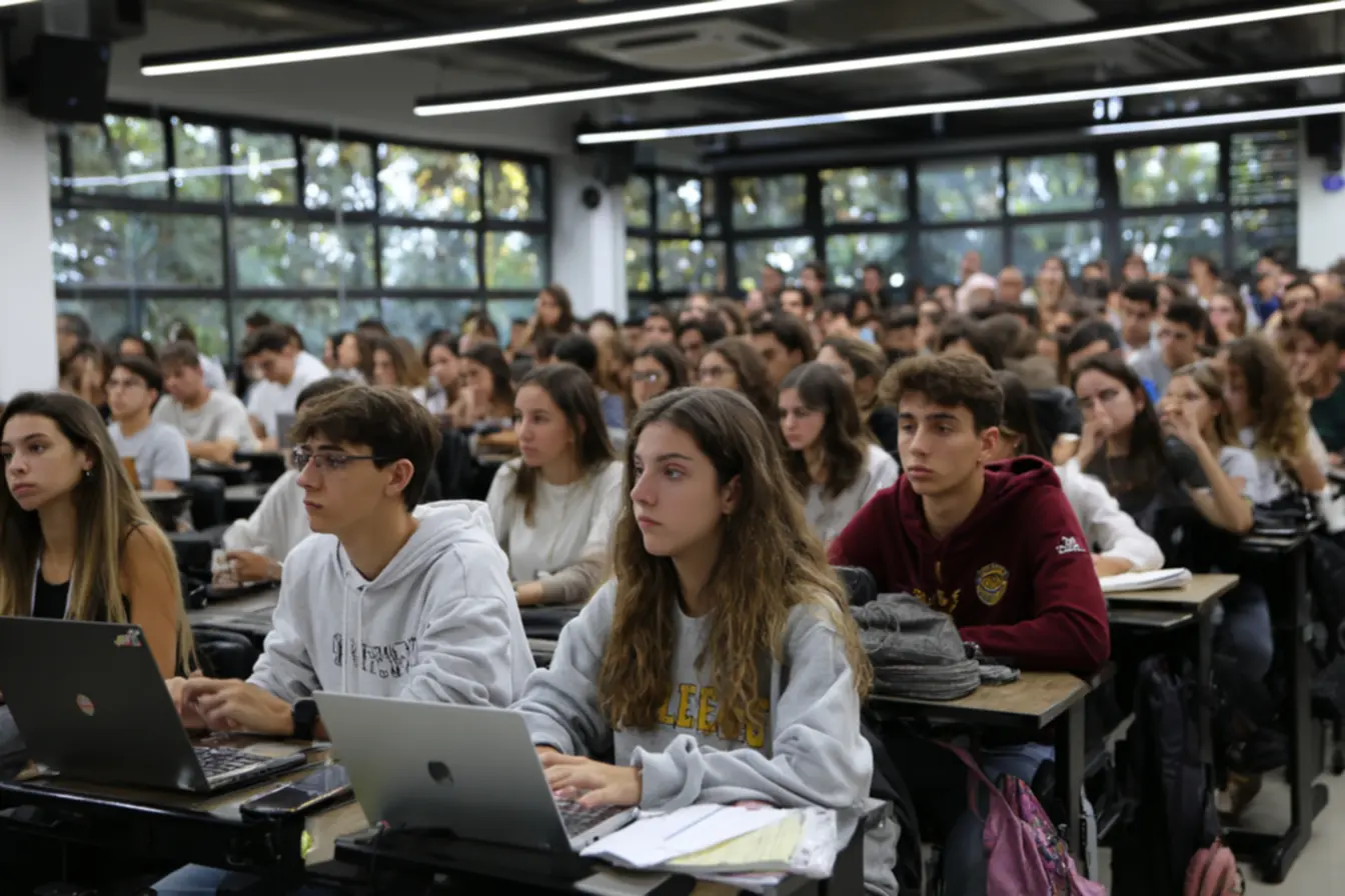 Fila de candidatos para o concurso da EAM