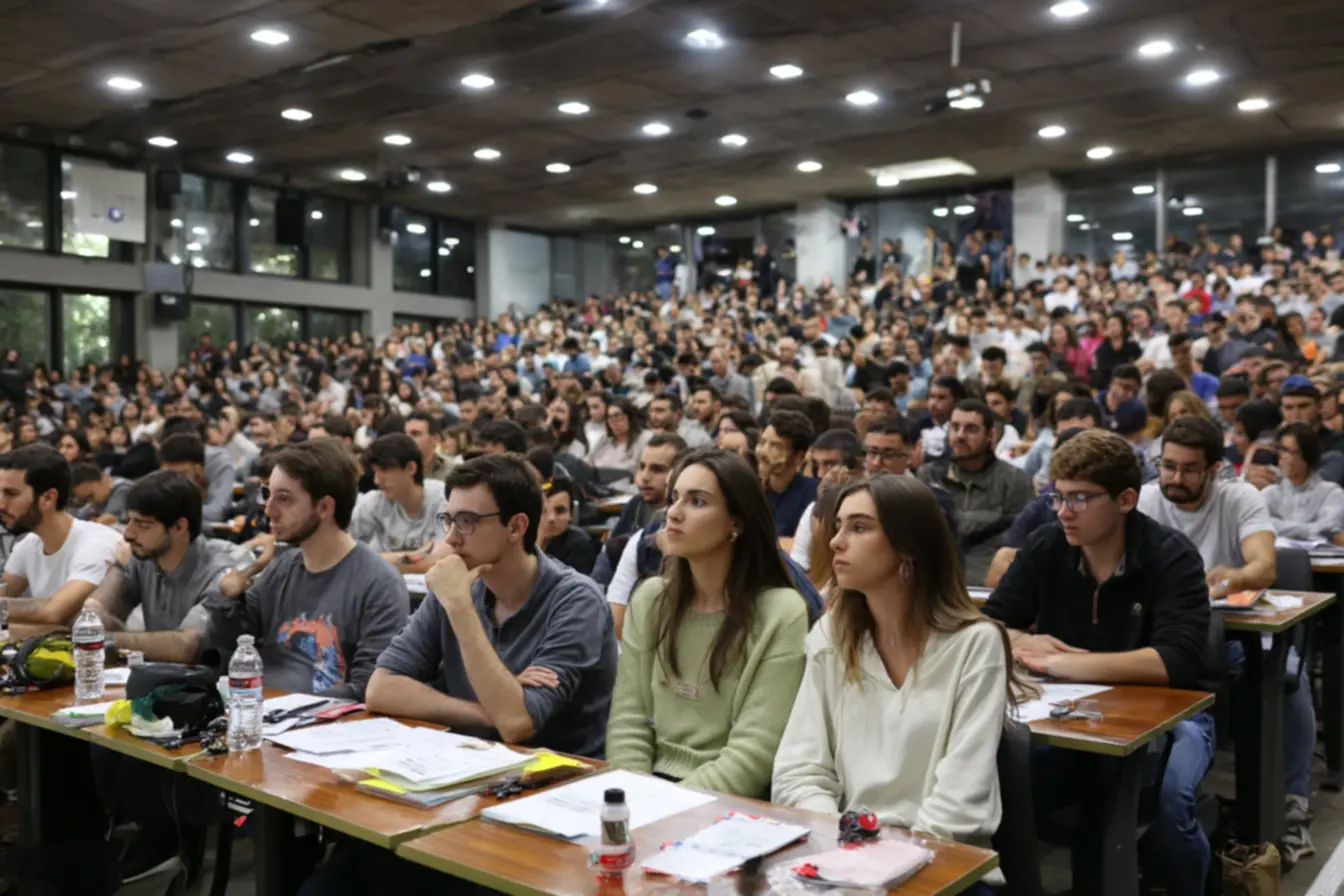 Candidatos passando por prova